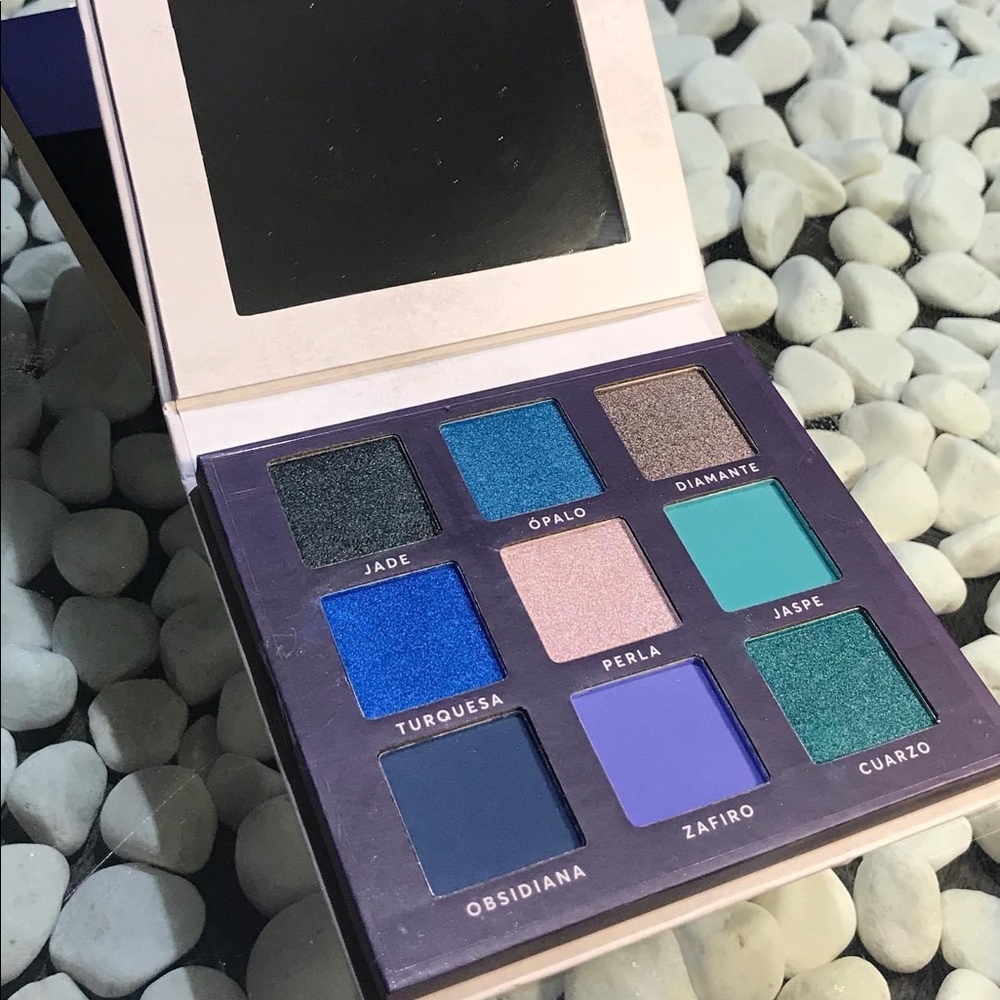 Eyeshadow palette by Macaria